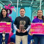 Estudiantes de preparatoria UAQ celebran tradiciones de Día de Muertos con altares, calaveritas y catrinas