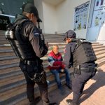 🛡️ Héroes de azul: POES pone a salvo a abuelito desorientado en plaza comercial