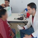 Acerca SESA servicios integrales de salud a la localidad de Agua Azul