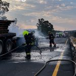🔥 Tragedia en la Autopista 57D: Un fallecido tras brutal choque e incendio de tractocamiones