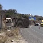 🚓🚨 ⚠️Caos vial en el Libramiento Norponiente: Se desprende y vuelca caja de tráiler en curva de Juriquilla