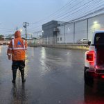 ⛈️ Cuerpos de emergencia rescatan a dos personas y atienden vialidades tras lluvia vespertina en la capital