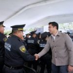 Entrega Felifer Macías apoyos de vivienda a policías municipales