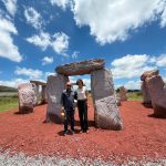 🗿 ¡Misticismo a pie de carretera! Rubén Maya sorprende con monumental obra escultórica en Huimilpan