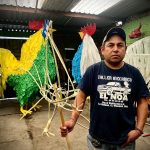 🐓 Noé Hernández, mantiene viva la tradición de los gallos de La Cañada entre Carrizo y papel china