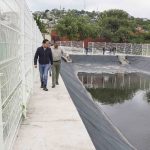 Chepe Guerrero supervisa la limpieza y mantenimiento del vaso regulador Emiliano Zapata