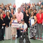 Con entrega de escrituras Gaspar Trueba asegura su patrimonio a 174 familias de Colón